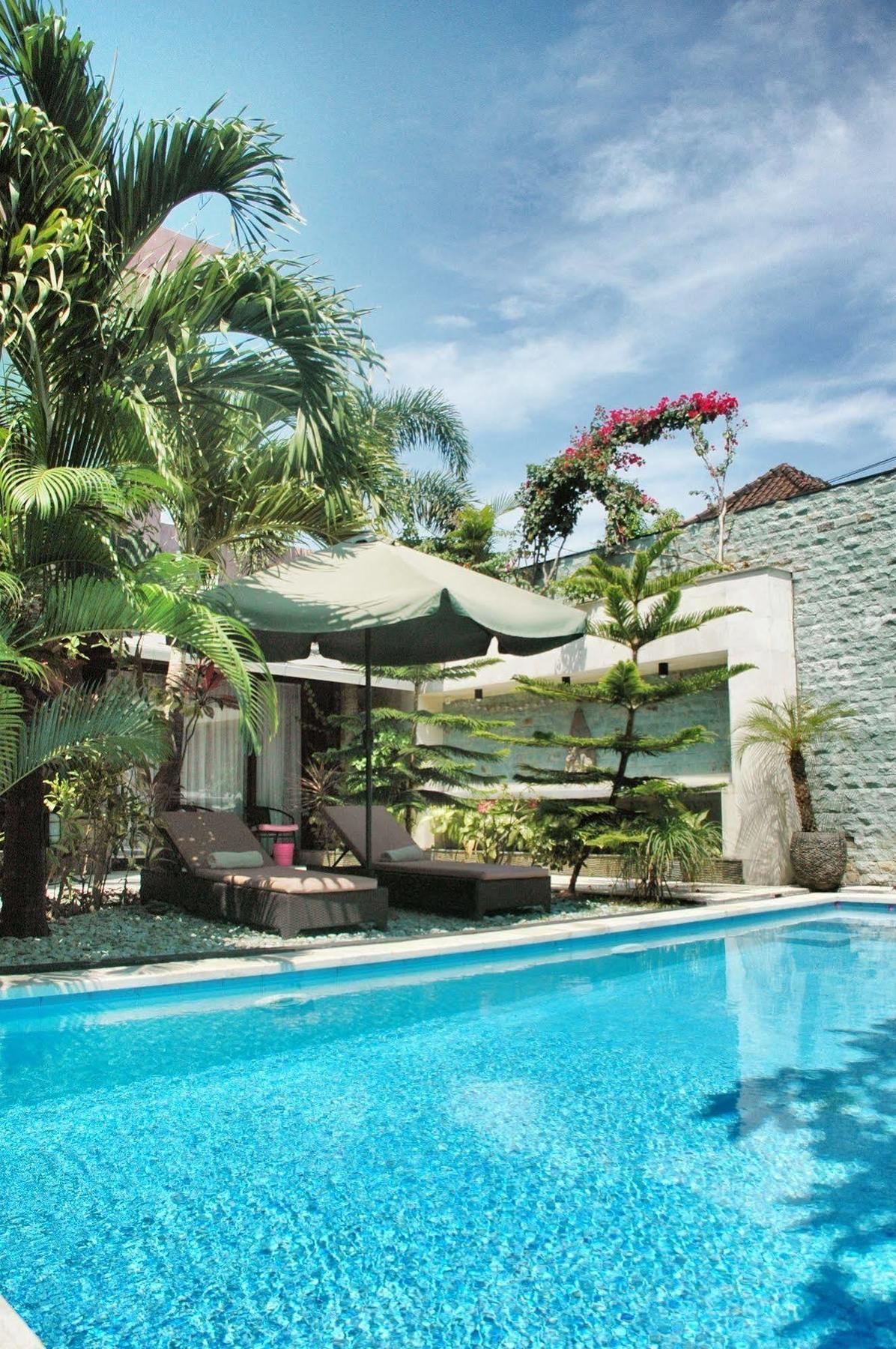 Marinos Place Legian Buitenkant foto